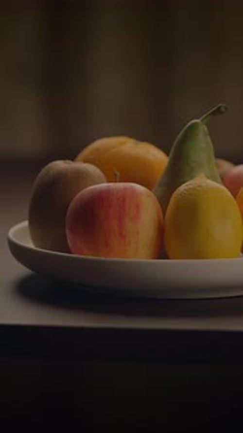 Un assortiment lumineux et coloré de fruits frais savamment disposés sur une assiette décorative