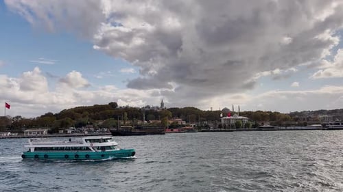 Fähren, Boote, Segelboote, Vögel, Wellenbrecher, Pier, Wellen im Meer bei bewölktem Wetter im Herbst