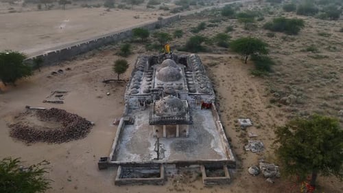 Drone 4K filmé par un superbe temple de Gori dans le désert de Tharparkar, au Pakistan