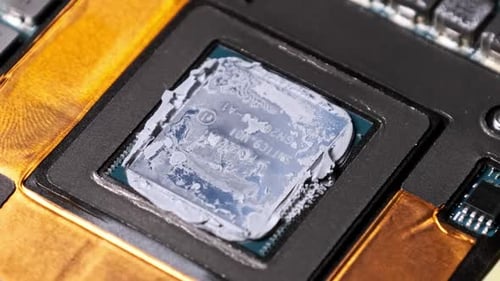 ZoomOut von einer CPU mit Wärmeleitpaste auf einer Leiterplatte