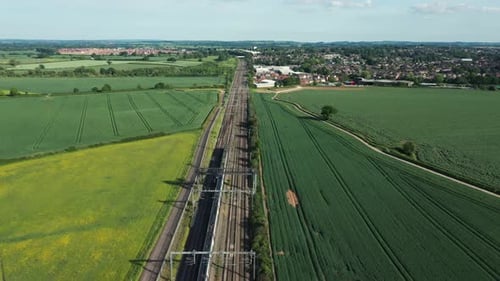 Eisenbahn auf dem Land und vorbeifahrende Züge, Luftaufnahme