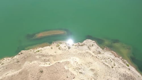 Vue aérienne de la rive du lac Dam sous le soleil de midi