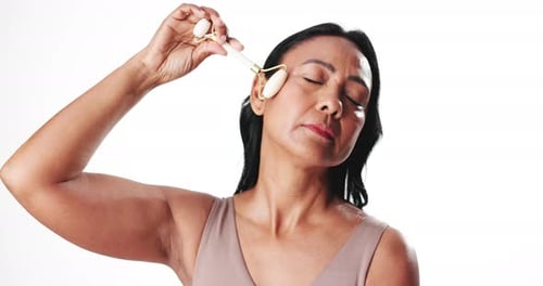 Dermatologie, Rolle und Gesicht der Frau im Studio, Gesichtsmassage und Faltenprävention für glatte Haut