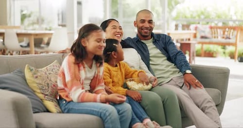 Fernsehen, Zuhause und Familie mit Popcorn, Spaß und Film mit Fröhlichkeit, Qualitätszeit und Entspannung