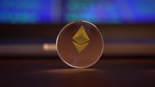 A moeda Ethereum é exibida de forma proeminente em um fundo digital vibrante e dinâmico