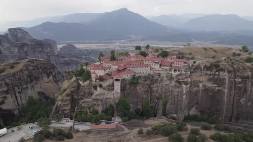 Vue aérienne du magnifique monastère du Grand Météoron, au sommet d'une falaise, en Thessalie