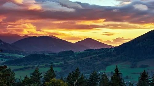 Ländliche Berglandschaft bei Sonnenuntergang