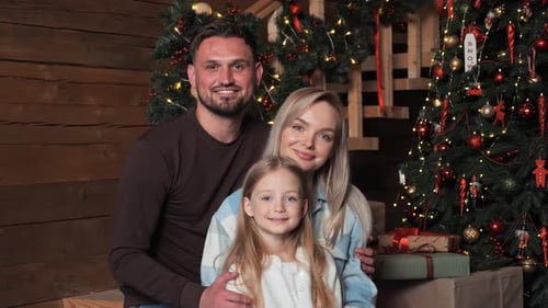 Uma pose de família feliz para uma foto de família perto da árvore de Natal em casa