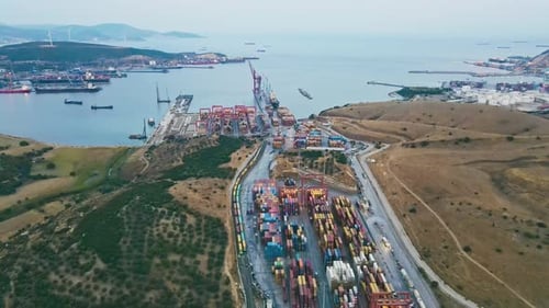 Frachtcontainerterminal im Verschiffungshafen mit vielen Frachtcontainern