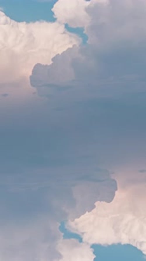 Flug durch die Wolken des Paradieses 4k-Zeitraffervideo im Vertikalformat