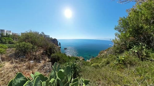 Panoramablick auf die Küste mit dem klaren blauen Meer unter der strahlenden Sonne, umgeben von