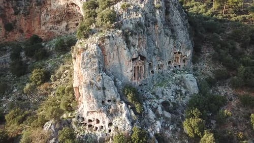 Malerischer Blick per Drohne auf lykische Gräber im Berg in Dalyan, Türkei