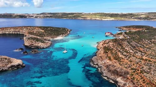 Bateaux à eau turquoise Aerial Blue Lagoon Comino Malta