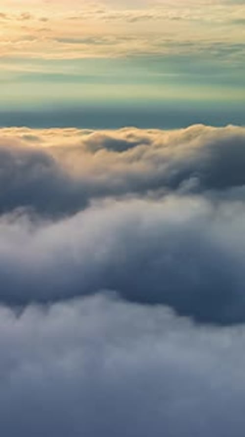 Nuages aériens brumeux créant une ambiance éthérée