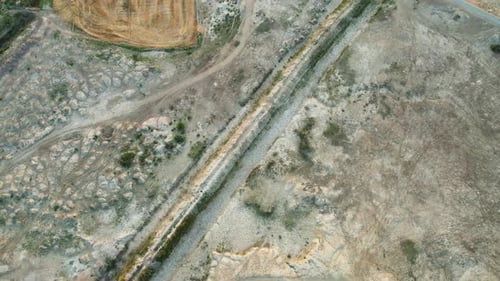 Дрон Zenithal уменьшает масштаб суши из-за видимой солености и эрозии