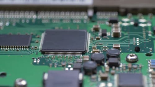 Placa de circuito verde com resistor de chip e semicondutor