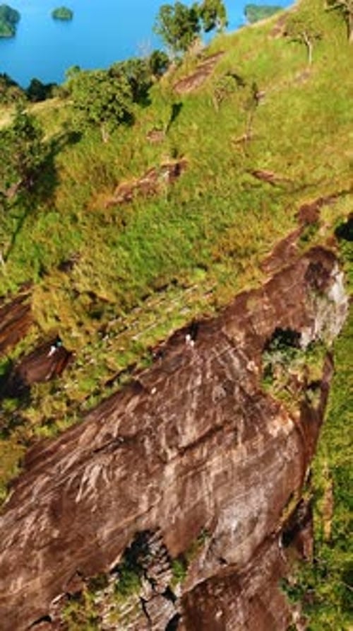 Couple debout sur le rocher nu en train de regarder le panorama du Sri Lanka. Vidéo verticale.