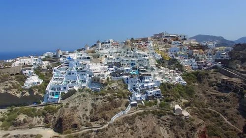 Imágenes aéreas, casas blancas y cúpulas azules de Oia, Santorini