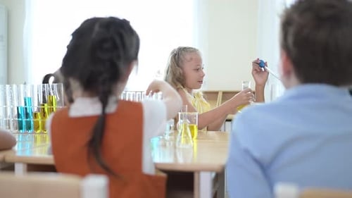 Teacher and students, Learn and experiment with science in a school science classroom.