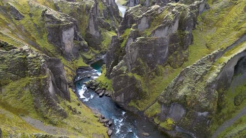 Vista aérea del interior del cañón de Fjadrargljufur en Islandia.