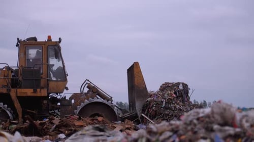 Compacteur de décharge pour déplacer et compacter les déchets municipaux