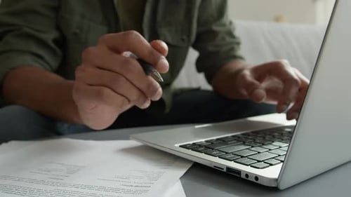 Unbekannter Mann Freelancer Arbeit Fernarbeit Männliche Hände Schreiben Haushaltspapiere Geschäftsprüfung Online