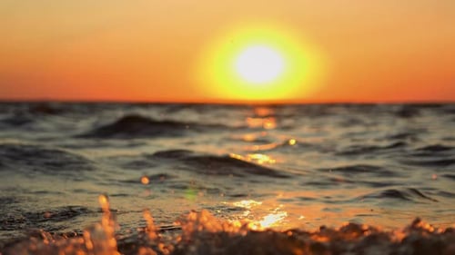 Wunderschöne Meereslandschaft vor dem Horizont, die strahlende Sonne über dem Meerwasser untergeht