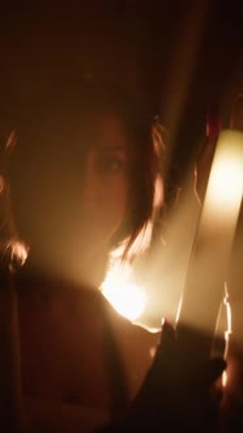 Faisceau lumineux : l'émotion d'une danseuse verticale