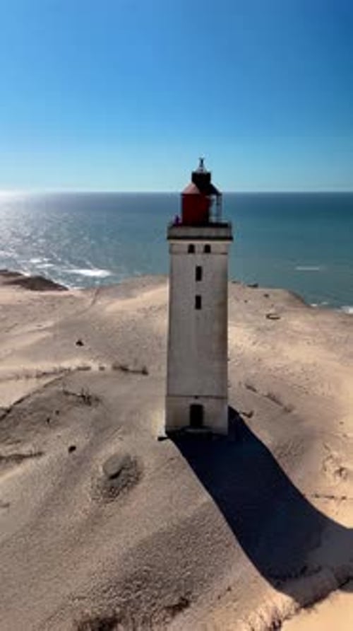 Explorez le phare de Rubjerg Knude Fyr dans le Jutland, au Danemark, avec son phare historique surplombant