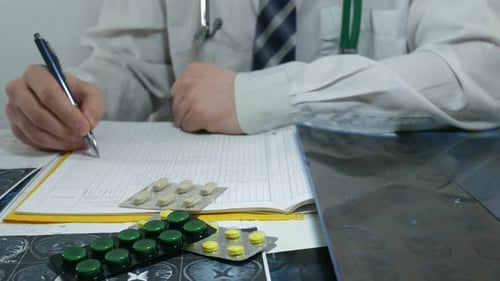 Un médecin prend des notes dans un journal d'hôpital