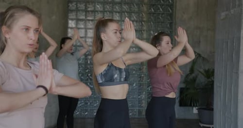 Ralenti de jeunes femmes de la génération Y faisant du yoga, des asanas et s'adonnant à des activités récréatives au gymnase