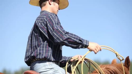 Cowboy on Horse prepara el lazo 25-30