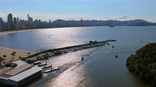 Vista aérea de Barra Sul en Balneário Camboriú, Brasil, que muestra el muelle del rompeolas, la línea del teleférico