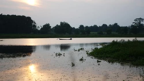 Aktivitäten südostasiatischer Männer, die auf traditionellen Holzbooten fahren, um Fische zu fangen