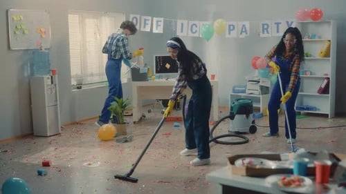 Um grupo multinacional de faxineiros limpa o escritório depois da festa Uma mulher afro-americana uma asiática