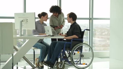 Teamwork Brainstorming für verschiedene multiethnische Kollegen, Vorsitzender für Menschen mit Behinderungen, die arbeiten