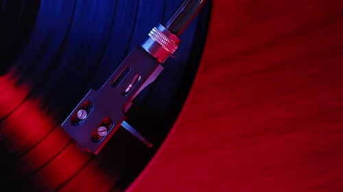 Farbige Neonschallplatte zum Abspielen von Retro-Vibes und lebendiger Moderne