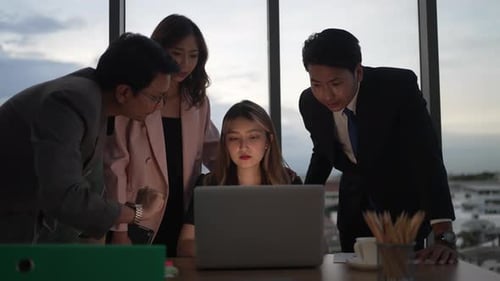 Les employés travaillent tard.