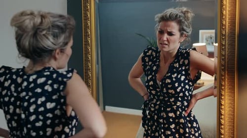 Breve sequência de fotos de uma jovem experimentando vestidos diferentes para sair à noite, eventualmente acabando