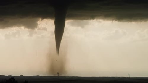 Großer Tornado bei Sonnenuntergang unter wunderschönem Sturmhimmel eingefangen