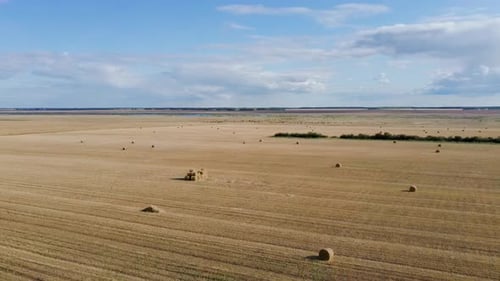 Wunderschöner Blick auf endlose landwirtschaftliche Felder an einem bewölkten Herbsttag