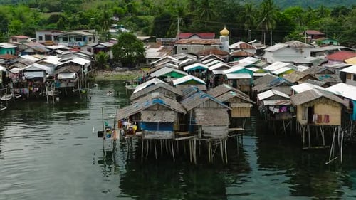 Palafitos sobre el mar en Zamboanga, Filipinas