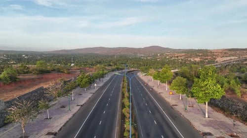 Helikopter fliegt über die Straße