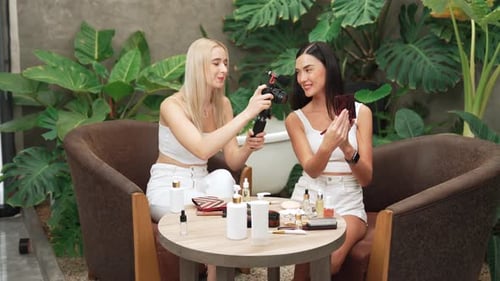 Vídeo tutorial de belleza y cosmética para una mujer joven haciendo contenido. Relajarse