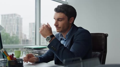 Frustrierter Geschäftsmann denkt über Geschäftsprobleme im Büro nach