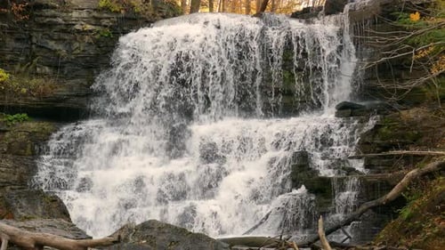 Blick auf den Fluss, Wasserfall im Wald, Wasser fällt die Felsen hinunter, statisch