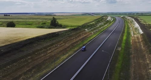 Via expressa moderna se estende até o horizonte entre prados verdes