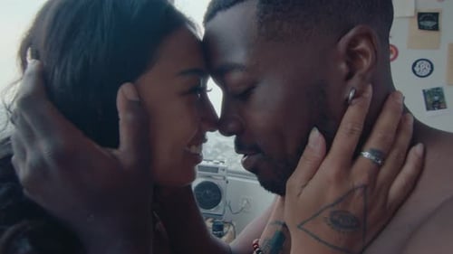 Jeune couple romantique se frottant le nez et s'embrassant dans la chambre