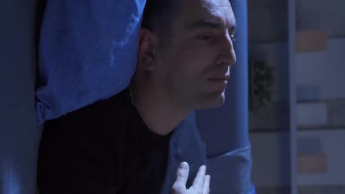 Vertikales Video von Schlafproblemen.