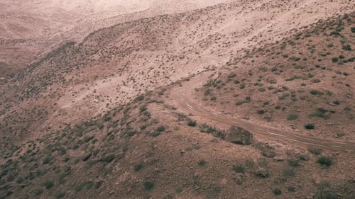 Sentier sinueux à travers les montagnes du Pamir au Tadjikistan pendant la journée